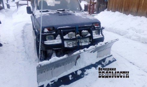 Житель Серова переделал «Ниву» в снегоуборочную машину (ФОТО)