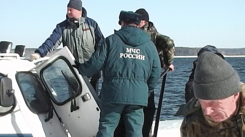 Спасатели МЧС эвакуировали почти 150 рыбаков с отколовшейся льдины в Белоярском водохранилище (ФОТО)