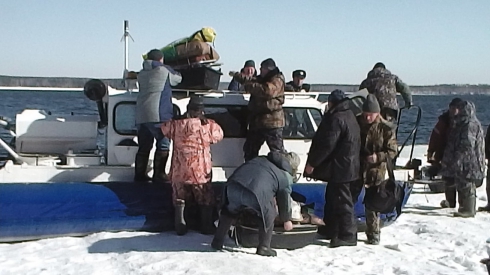 Спасатели МЧС эвакуировали почти 150 рыбаков с отколовшейся льдины в Белоярском водохранилище (ФОТО)