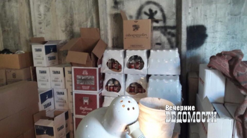 Оперативники УБЭП «хлопнули» в Екатеринбурге гараж с контрафактным спиртным (ФОТО)