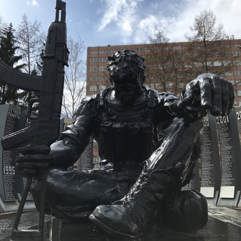 Свердловские ветераны отмыли памятник павшим в бою солдатам (ФОТО)
