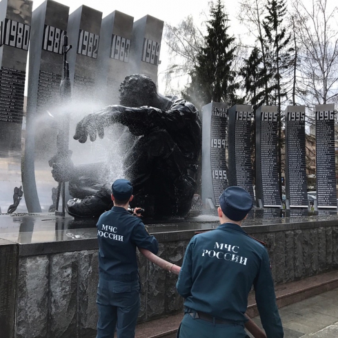 Свердловские ветераны отмыли памятник павшим в бою солдатам (ФОТО)