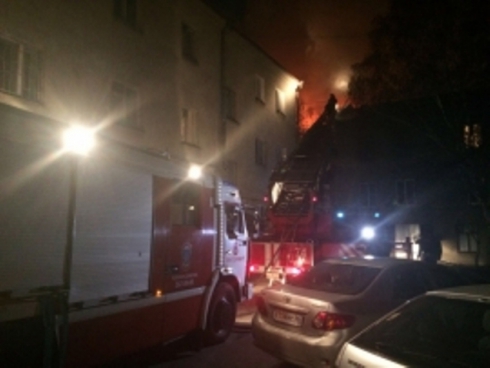 В центре Екатеринбурга ночью сгорел дом, жители соседних зданий эвакуированы