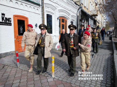В Екатеринбурге мэрия отказалась везти ветеранов-парадников в День Победы. Подключились общественники и депутаты (ФОТО)