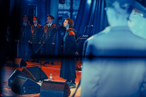 «Жареное солнце больших городов»: концерт Чичериной собрал полный зал в Екатеринбурге