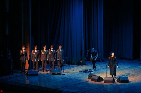 «Жареное солнце больших городов»: концерт Чичериной собрал полный зал в Екатеринбурге