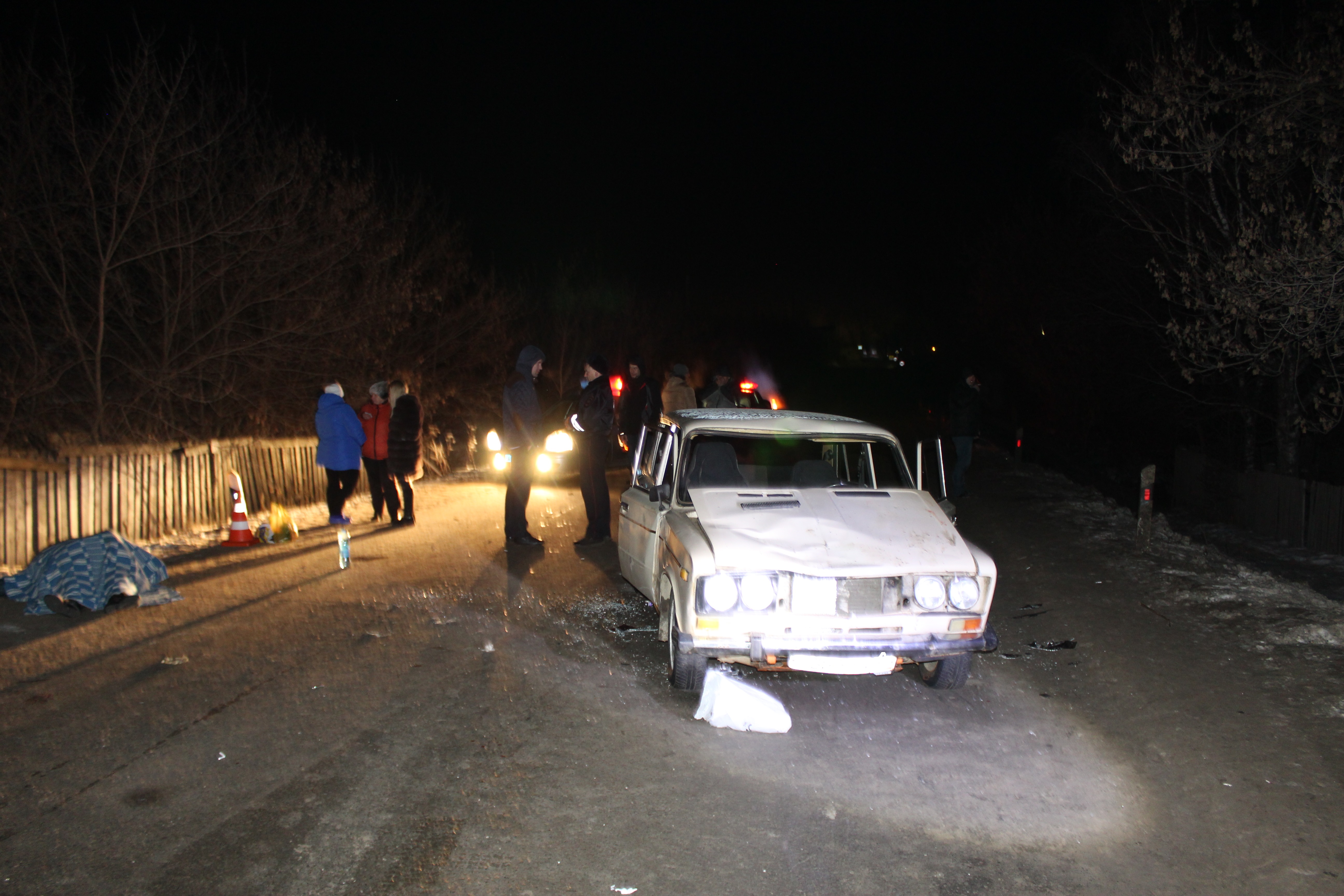 Ночью в селе Петрокаменское ВАЗ сбил трех пешеходов