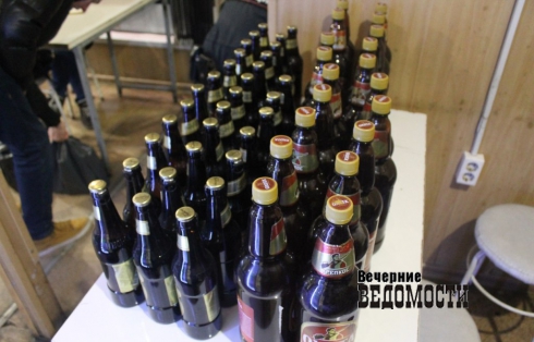 Полицейские прошерстили киоск в Кольцово. «Торговали пивом внаглую» (ФОТО)