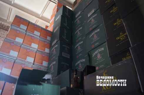 ОБОП и ФСБ изъяли крупную партию контрафакта в Свердловской области. Водка – 35 рублей за бутылку, «Хеннесси» – по 200 (ФОТОРЕПОРТАЖ)