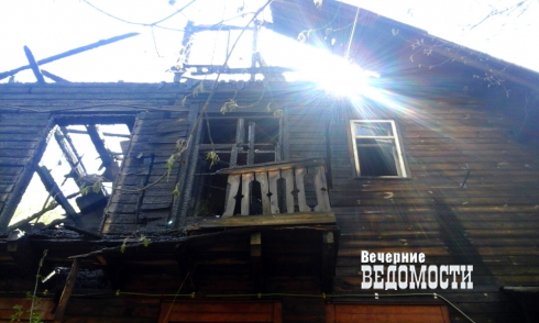 «Сталинский» коттедж горел в центре Екатеринбурга (ФОТО)
