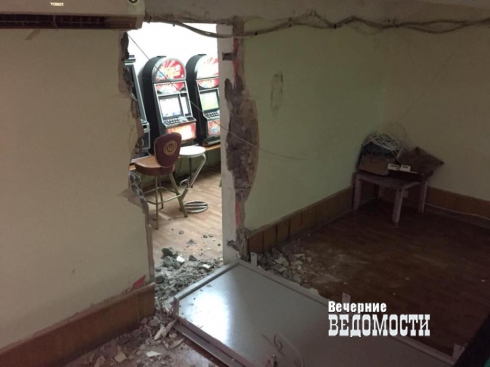 Свердловские оперативники в бильярдной нашли тайную комнату с «однорукими бандитами» (ФОТО)