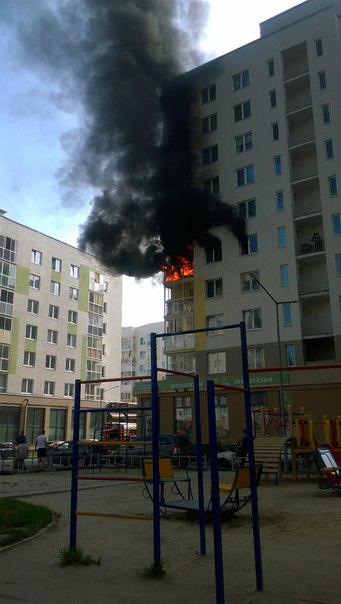 Из горящего дома в Академическом эвакуировали 70 человек Из горящего дома в Академическом эвакуировали 70 человек