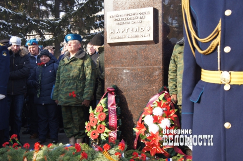 В Екатеринбурге открыли памятник легендарному главкому ВДВ (ФОТО)