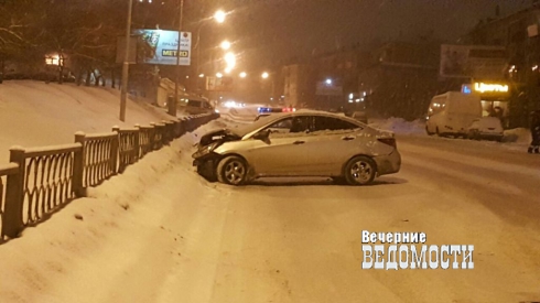 В центре Екатеринбурга иномарка вылетела на тротуар (ФОТО)