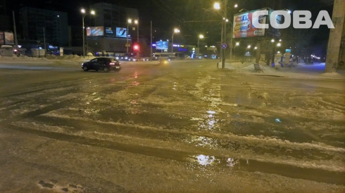 В Екатеринбурге ночью прорвало трубу с холодной водой