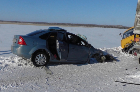 На зауральской трассе Ford Focus столкнулся с КамАЗом: погибли 4 человека