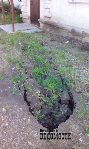 В Камышлове покупатели жалуются на «болото» рядом с торговым центром (ФОТО)