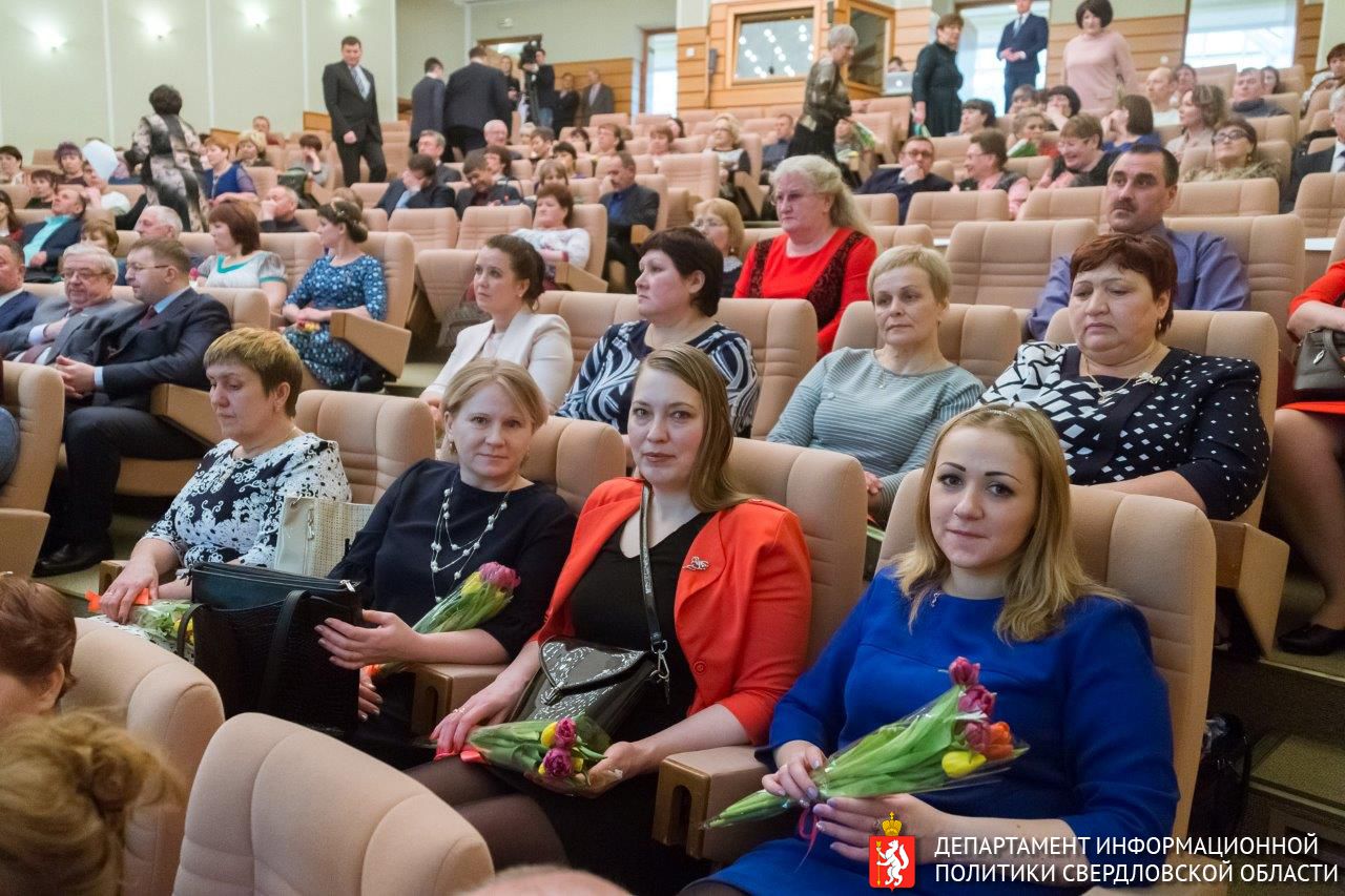 Ключи от губернаторского автомобиля получила лучшая доярка Свердловской области в канун 8 Марта Ключи от губернаторского автомобиля получила лучшая доярка Свердловской области в канун 8 Марта