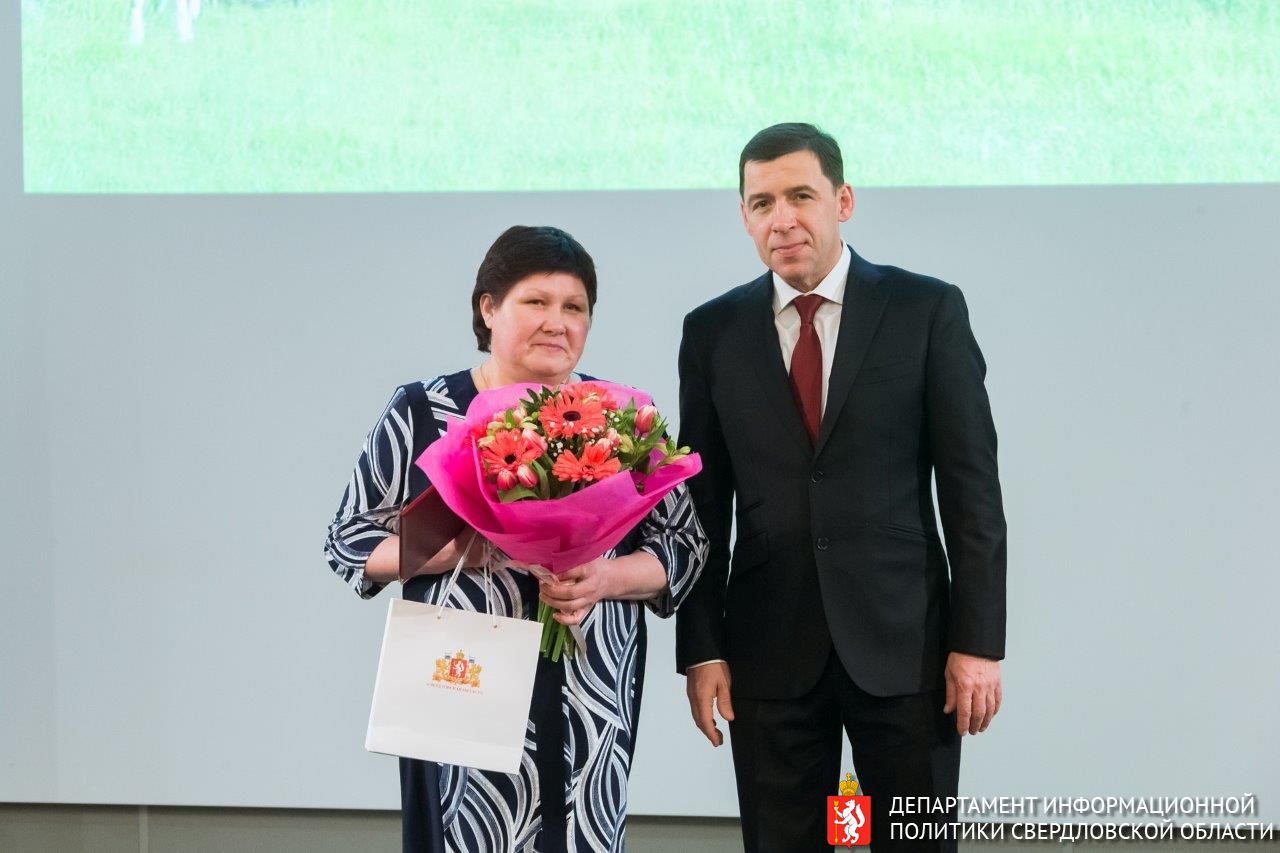 Ключи от губернаторского автомобиля получила лучшая доярка Свердловской области в канун 8 Марта Ключи от губернаторского автомобиля получила лучшая доярка Свердловской области в канун 8 Марта