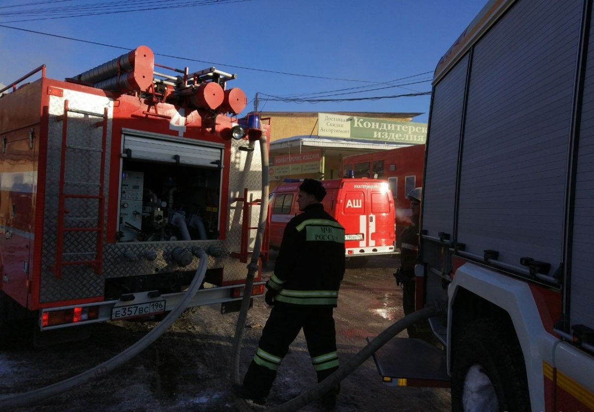 В Екатеринбурге загорелся склад с овощами