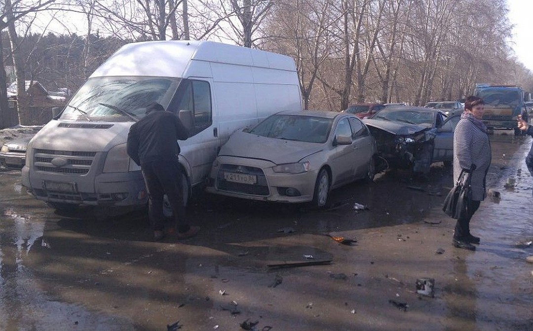 Восемь автомобилей устроили массовую аварию в Екатеринбурге Восемь автомобилей устроили массовую аварию в Екатеринбурге