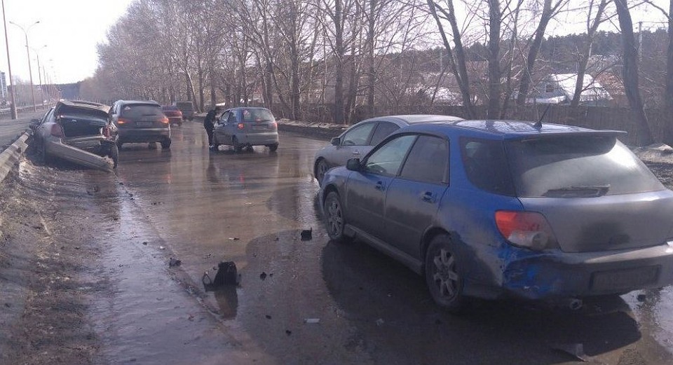 Восемь автомобилей устроили массовую аварию в Екатеринбурге Восемь автомобилей устроили массовую аварию в Екатеринбурге