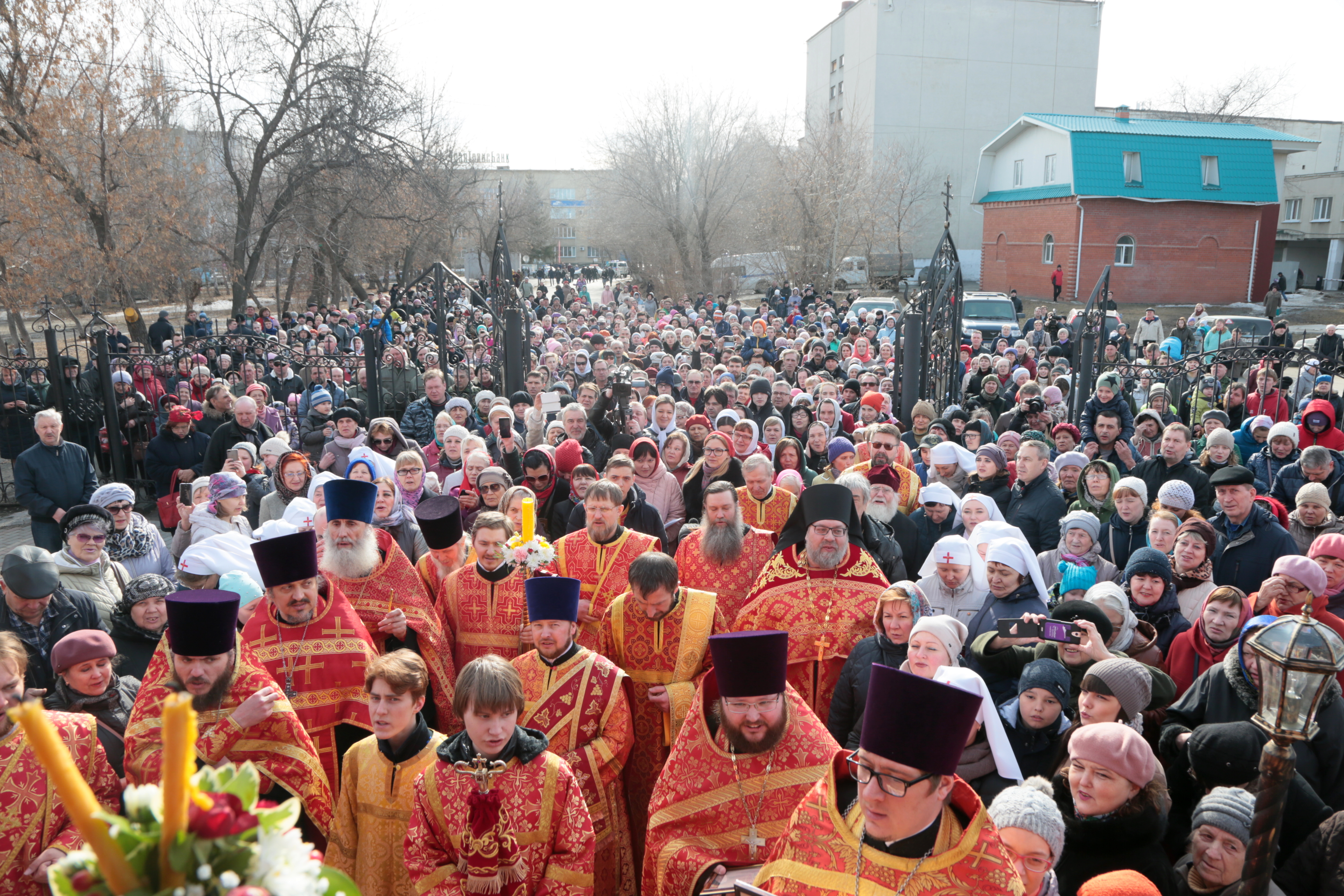 Пасхальный крестный ход в Кургане собрал до тысячи человек Пасхальный крестный ход в Кургане собрал до тысячи человек