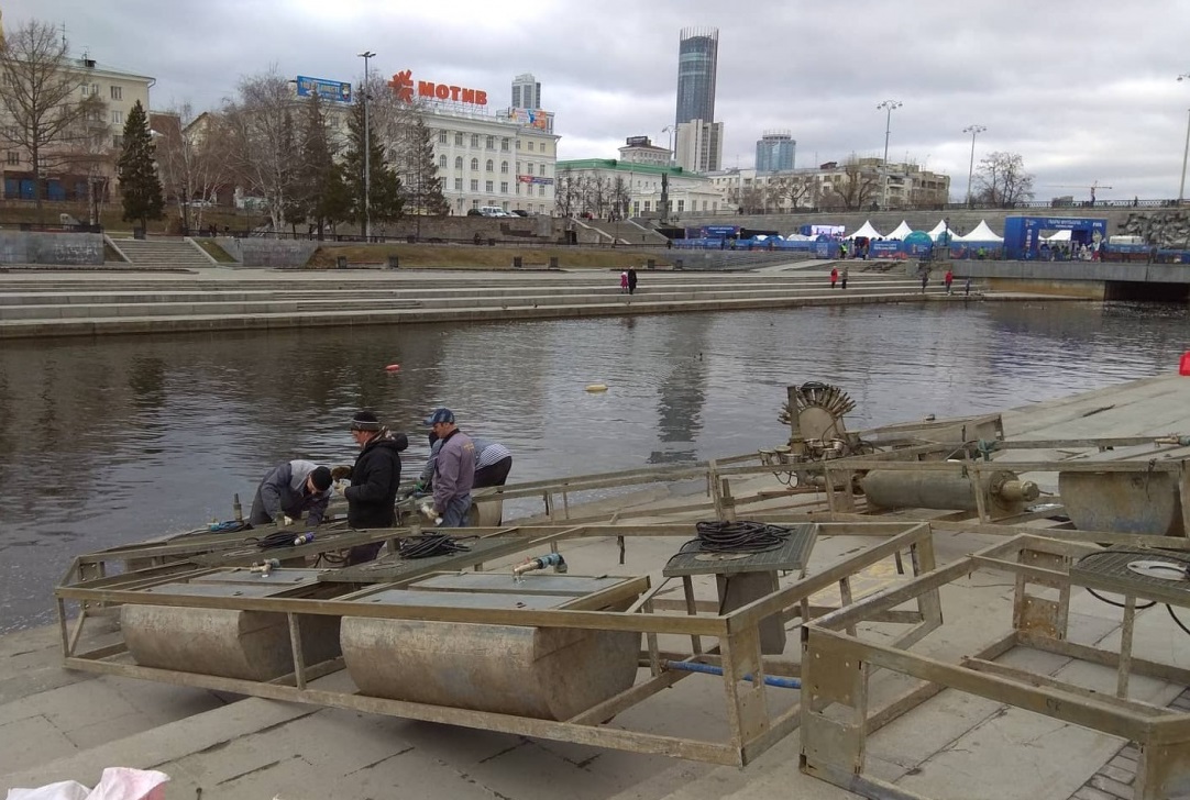 В Екатеринбурге поющий на Плотинке фонтан разобрали В Екатеринбурге поющий на Плотинке фонтан разобрали