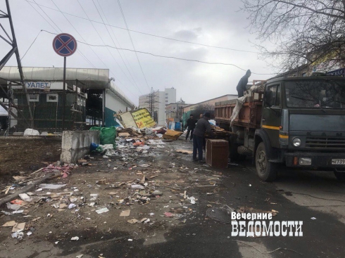 Власти Екатеринбурга снесли стихийный рынок возле «Таганского Ряда»