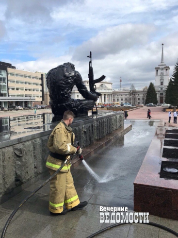 В Екатеринбурге отмыли «Черный тюльпан» из брандспойтов