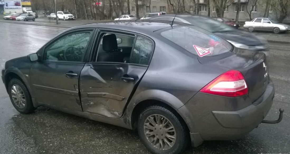 Причиной ДТП на улице Восточной в Екатеринбурге стал открытый люк Причиной ДТП на улице Восточной в Екатеринбурге стал открытый люк