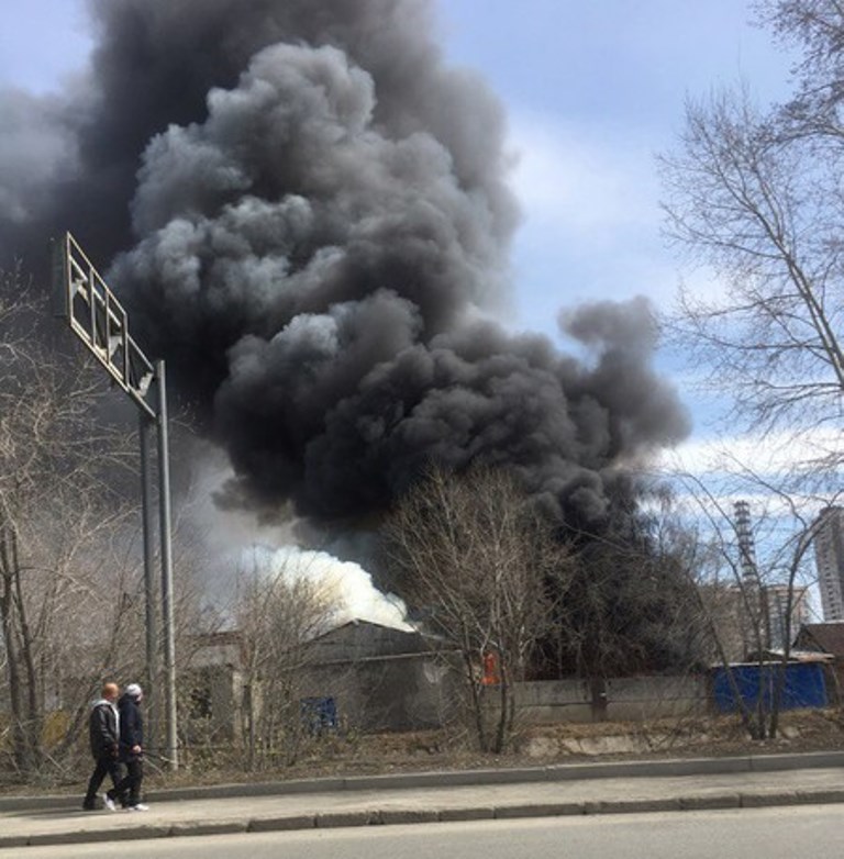 Крупный пожар на промышленной площадке на улице Луганской в Екатеринбурге Крупный пожар на промышленной площадке на улице Луганской в Екатеринбурге