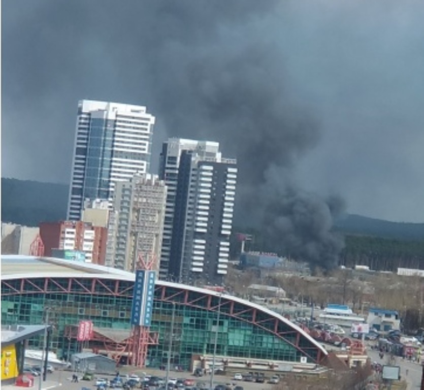 Крупный пожар на промышленной площадке на улице Луганской в Екатеринбурге Крупный пожар на промышленной площадке на улице Луганской в Екатеринбурге