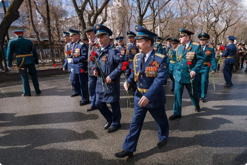 В Екатеринбурге возложили цветы к памятнику Жукова В Екатеринбурге возложили цветы к памятнику Жукова