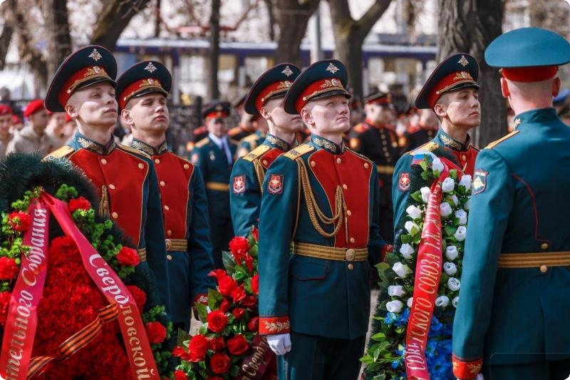 В Екатеринбурге возложили цветы к памятнику Жукова В Екатеринбурге возложили цветы к памятнику Жукова