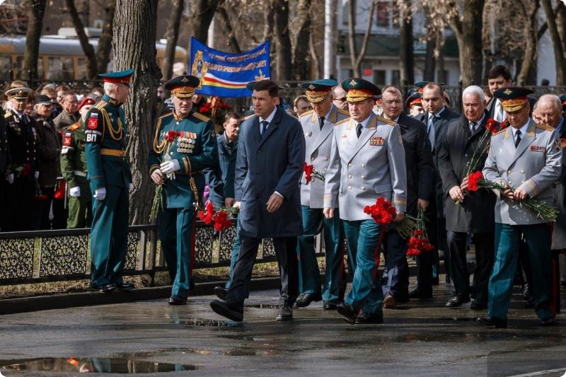 В Екатеринбурге возложили цветы к памятнику Жукова В Екатеринбурге возложили цветы к памятнику Жукова