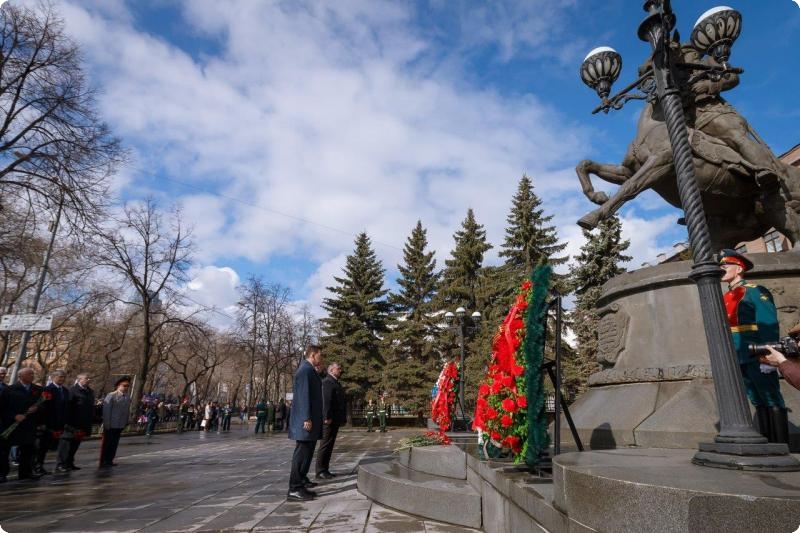 В Екатеринбурге возложили цветы к памятнику Жукова В Екатеринбурге возложили цветы к памятнику Жукова