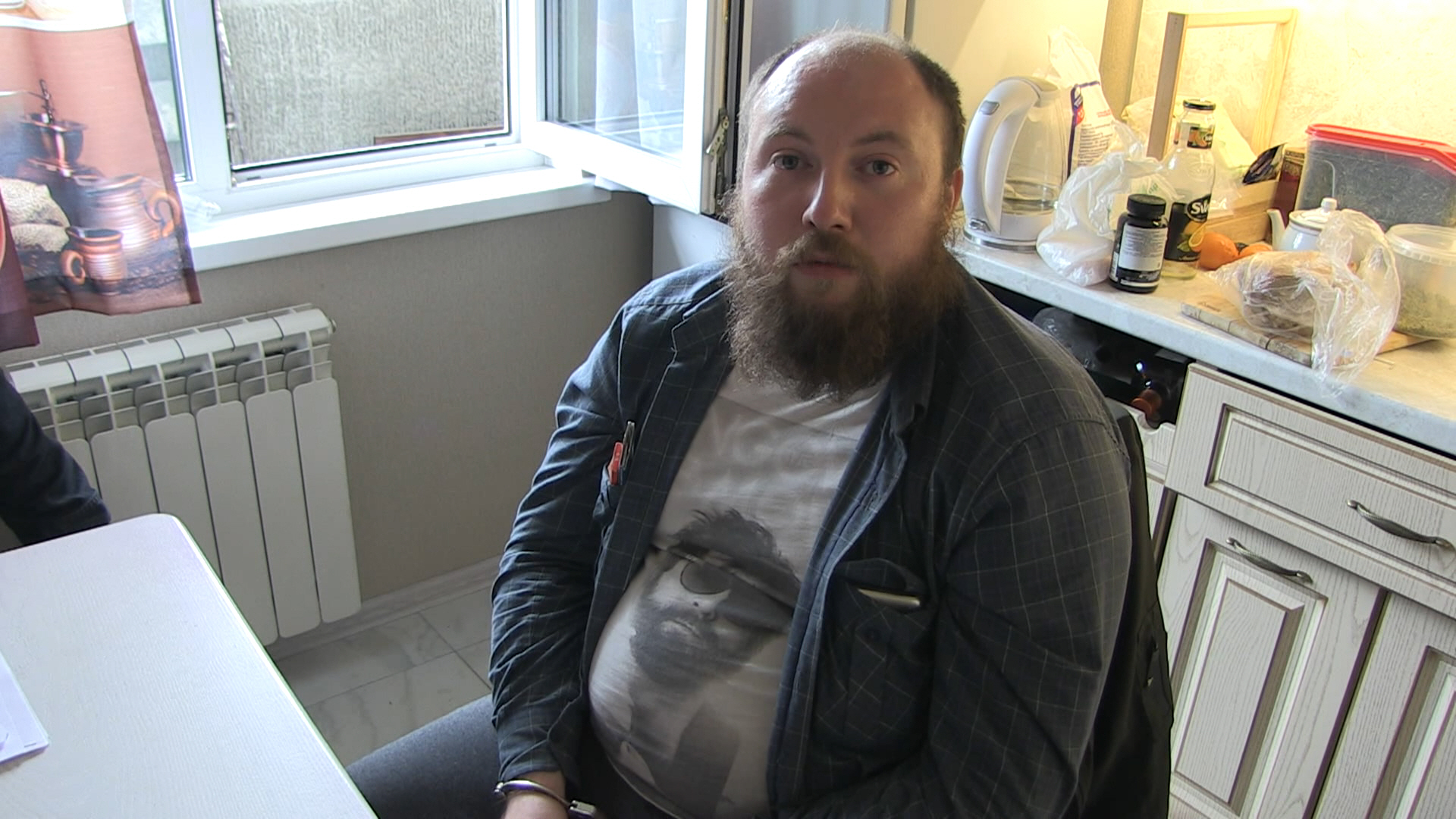 Задержан екатеринбуржец, устроивший наркоплантацию в своей квартире (ФОТО) Задержан екатеринбуржец, устроивший наркоплантацию в своей квартире (ФОТО)