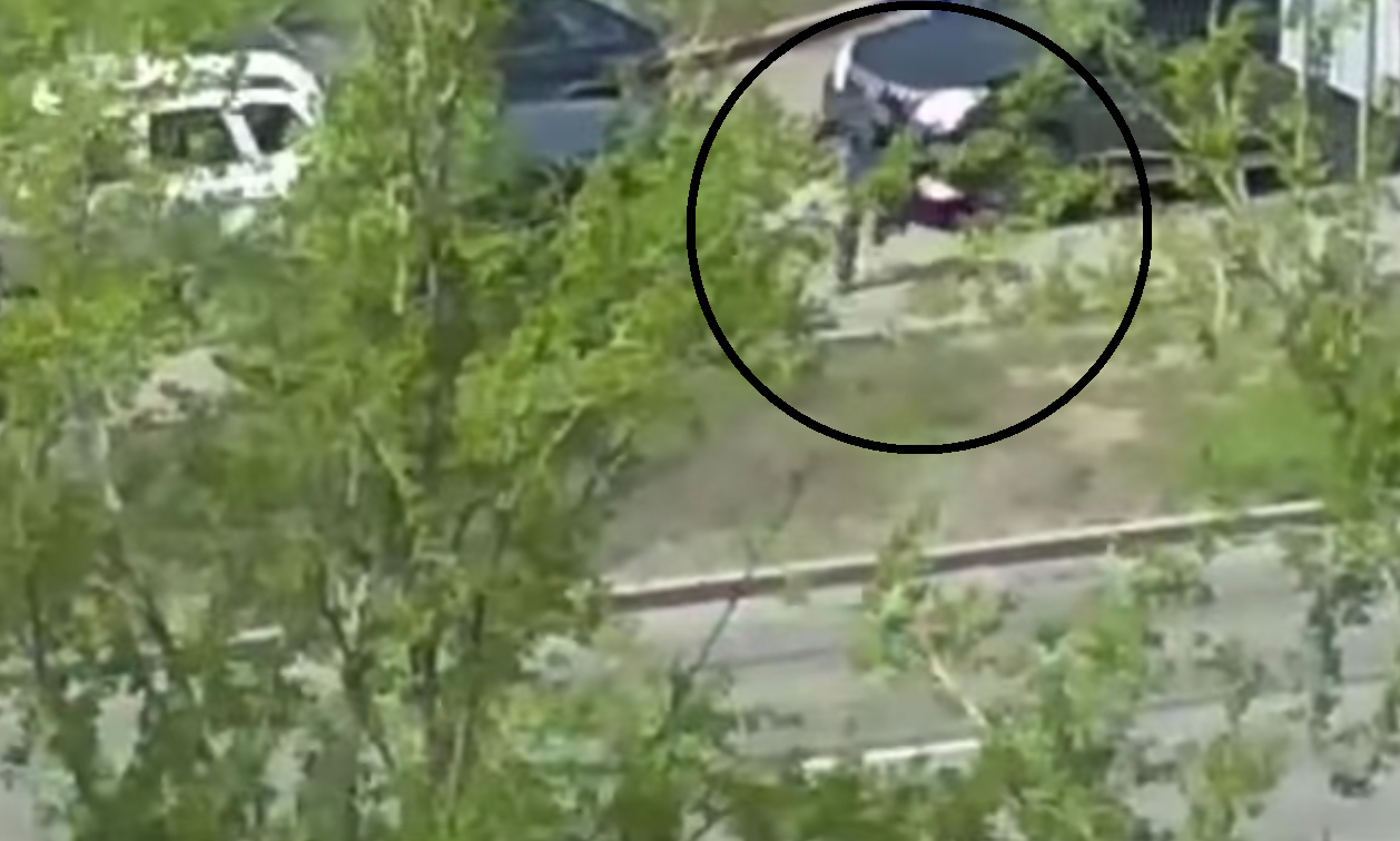Екатеринбурге внедорожник наехал на сотрудника скорой помощи Екатеринбурге внедорожник наехал на сотрудника скорой помощи