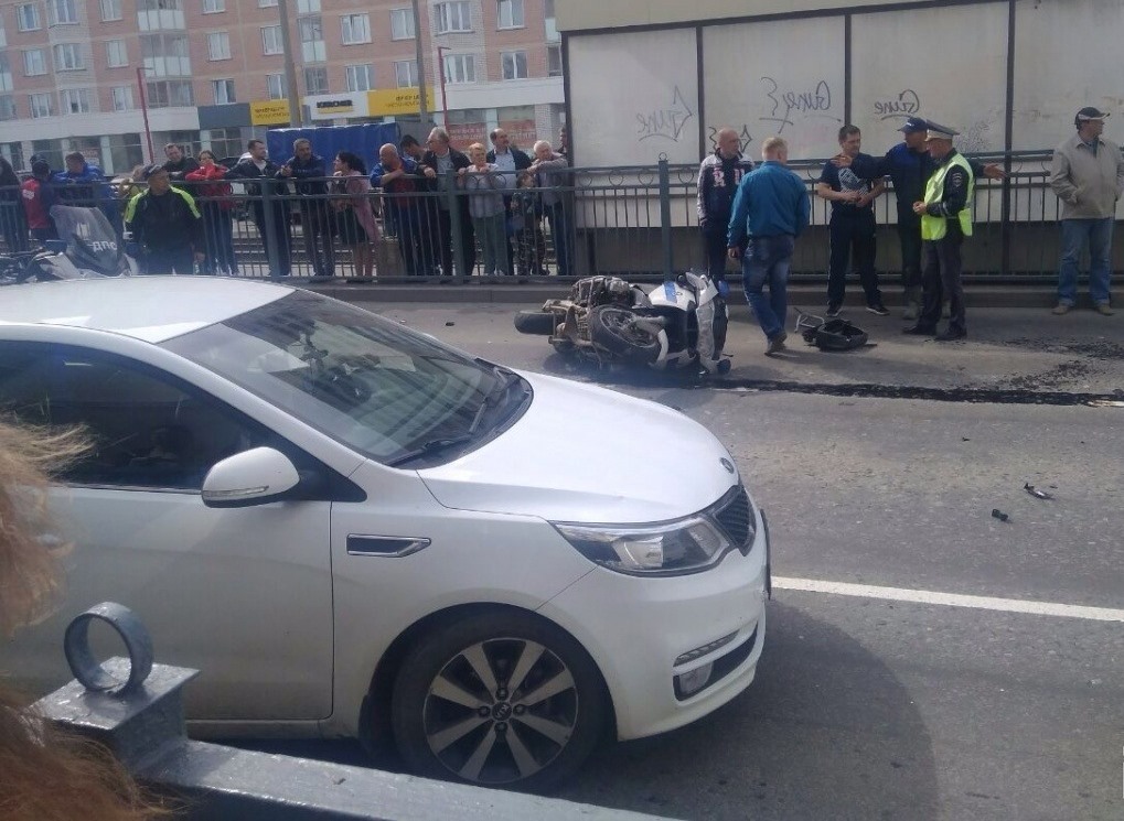 В Екатеринбурге при попытке остановить нарушителя разбился инспектор мотовзвода ГИБДД (ФОТО, ВИДЕО) В Екатеринбурге при попытке остановить нарушителя разбился инспектор мотовзвода ГИБДД (ФОТО, ВИДЕО)