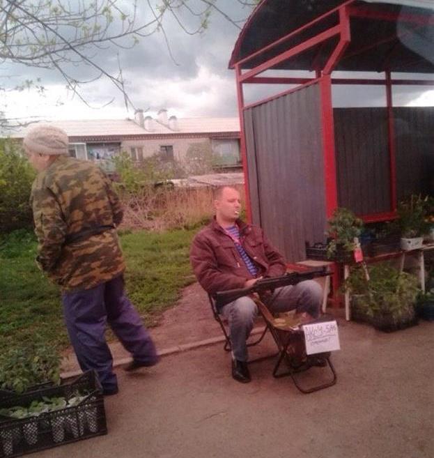 На одной из остановок Екатеринбурга продавались рассада, саженцы и автомат Калашникова На одной из остановок Екатеринбурга продавались рассада, саженцы и автомат Калашникова
