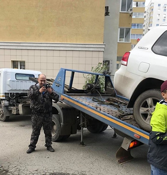 В Екатеринбурге инспектор ГИБДД едва не эвакуировал машину с ребёнком внутри В Екатеринбурге инспектор ГИБДД едва не эвакуировал машину с ребёнком внутри