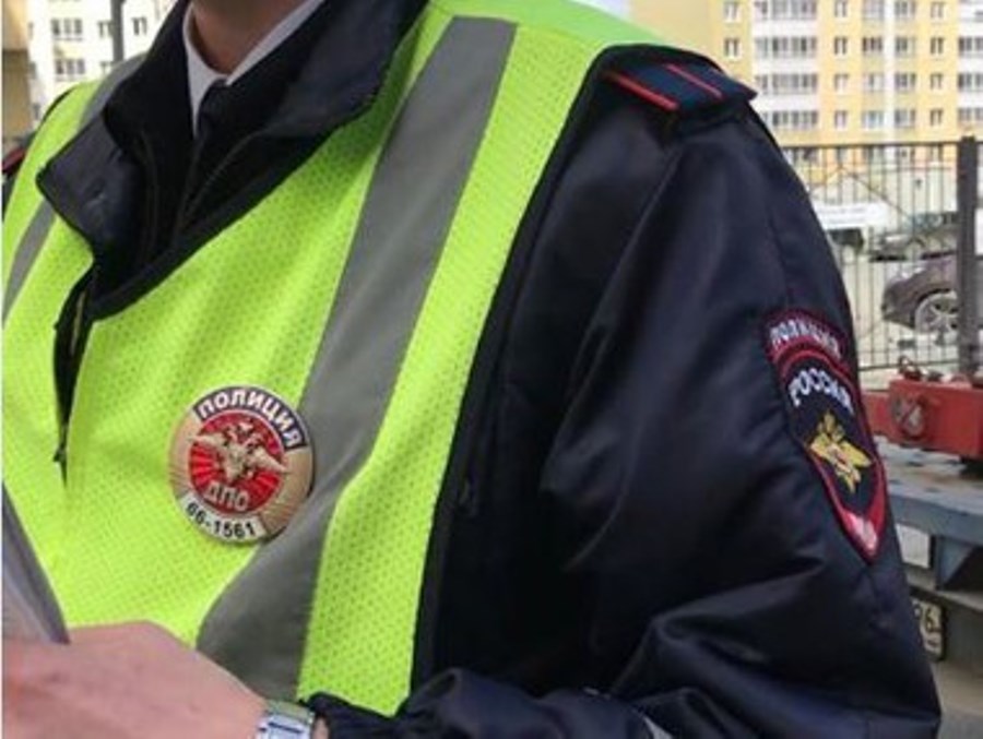 В Екатеринбурге инспектор ГИБДД едва не эвакуировал машину с ребёнком внутри В Екатеринбурге инспектор ГИБДД едва не эвакуировал машину с ребёнком внутри