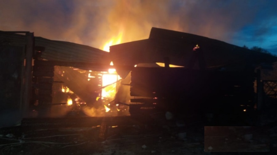 В Берёзовском из-за пожара многодетная семья осталась без крыши над головой В Берёзовском из-за пожара многодетная семья осталась без крыши над головой