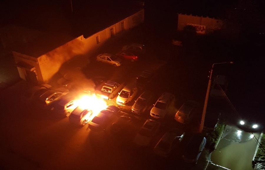 Сразу три автомобиля сгорело в Нижнем Тагиле минувшей ночью Сразу три автомобиля сгорело в Нижнем Тагиле минувшей ночью