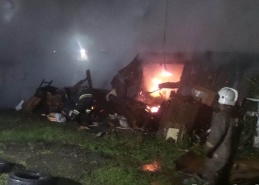 В Екатеринбурге жители горевшего в районе Южного автовокзала дома уверены: дом подожгли В Екатеринбурге жители горевшего в районе Южного автовокзала дома уверены: дом подожгли