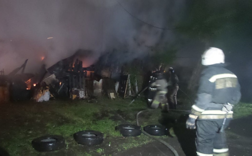 В Екатеринбурге жители горевшего в районе Южного автовокзала дома уверены: дом подожгли В Екатеринбурге жители горевшего в районе Южного автовокзала дома уверены: дом подожгли