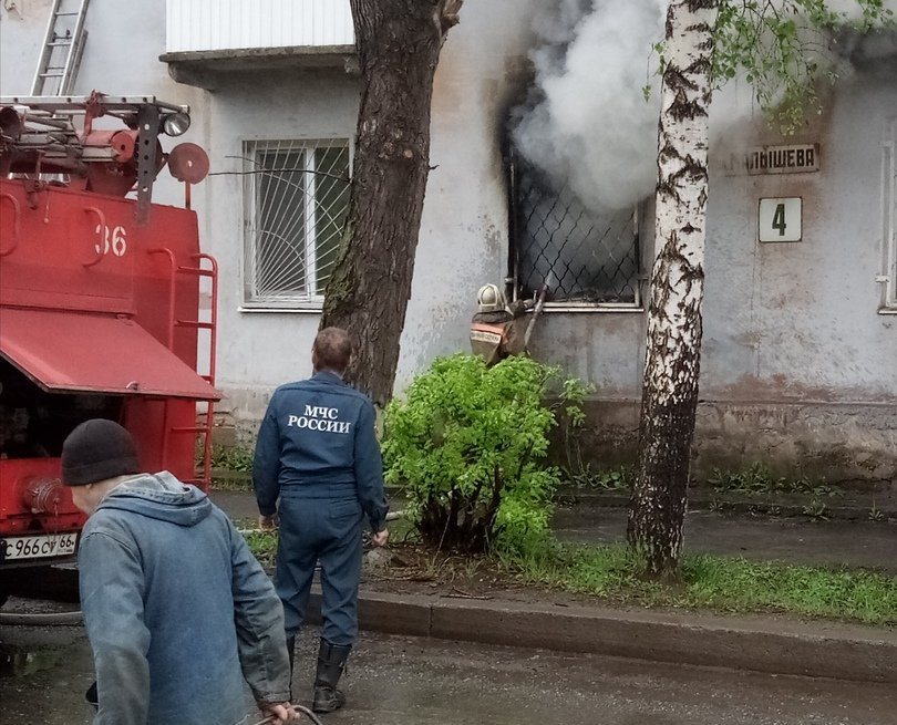 Спасение из горящей квартиры к жителю Нижнего Тагила пришло через окно Спасение из горящей квартиры к жителю Нижнего Тагила пришло через окно