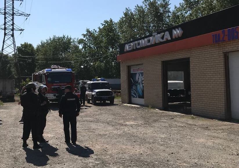 Странный предмет, прикреплённый к днищу автомобиля, стал причиной эвакуации людей в одном из автосервисов Екатеринбурга Странный предмет, прикреплённый к днищу автомобиля, стал причиной эвакуации людей в одном из автосервисов Екатеринбурга
