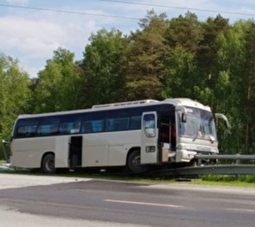 На Серовском тракте автобус с пассажирами протаранил ограждение и повис на нём На Серовском тракте автобус с пассажирами протаранил ограждение и повис на нём